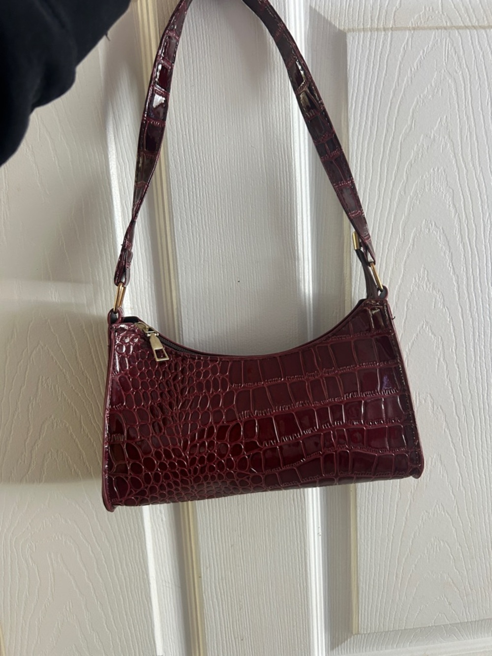 Amazon Croc-Embossed Wine Shoulder Bag